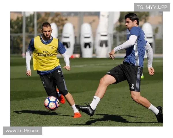 围绕长款足球训练衣打造专业舒适全方位运动装备搭配指南实用建议